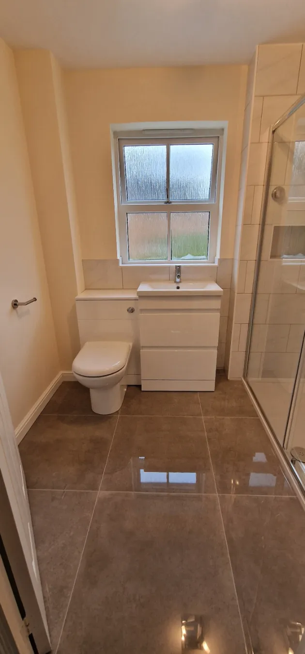 Contemporary En-Suite - Cliddesden